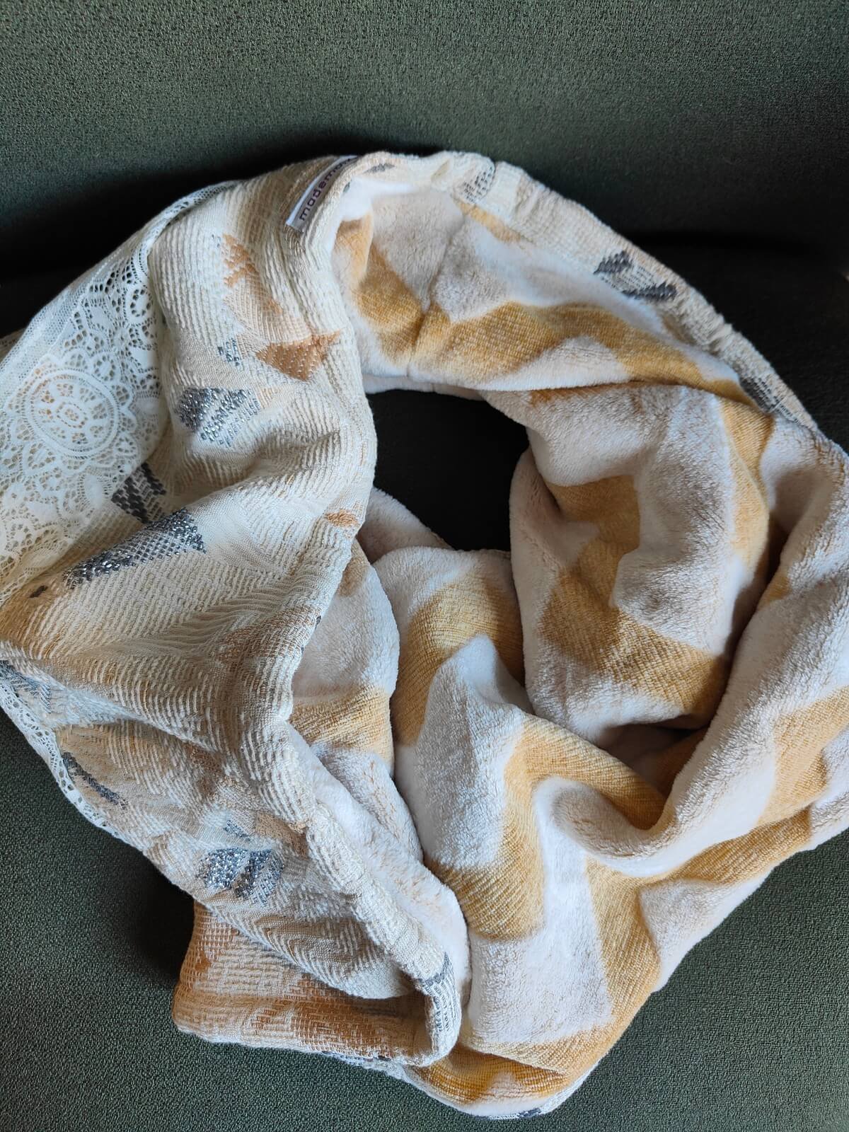 Snood double tour en jacquard crème et dentelle avec doublure doudou moutarde fait main Mademoizelle Violette d'occasion