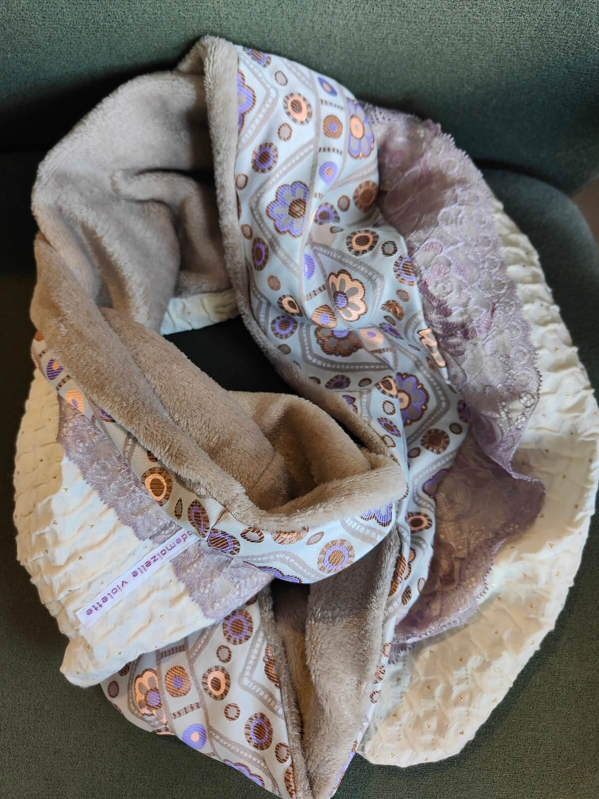 Snood femme d'occasion en dentelle violette et tissu fleuri piece unique mademoizelle violette