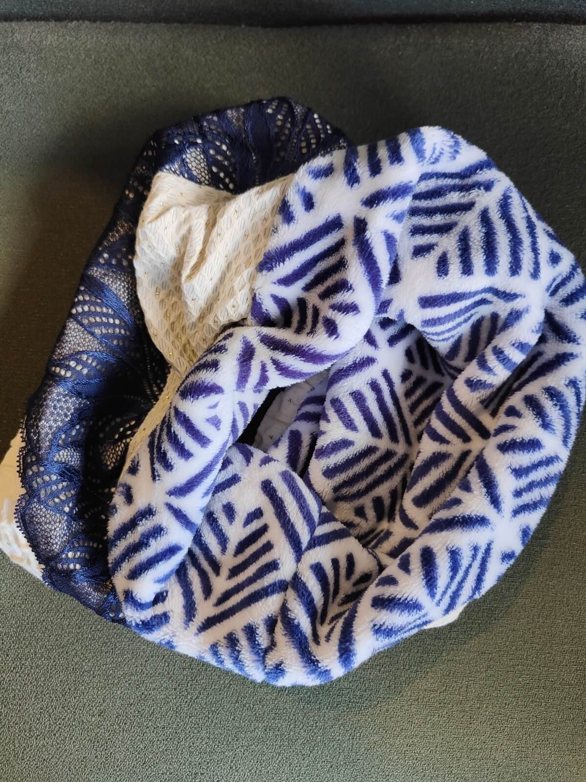 Tour de cou snood simple fait main en dentelle bleue et fausse fourrure seconde main