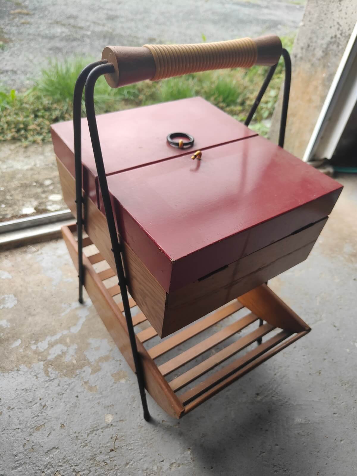 Travailleuse vintage des années 50/60 en bois et métal noir avec porte-revues